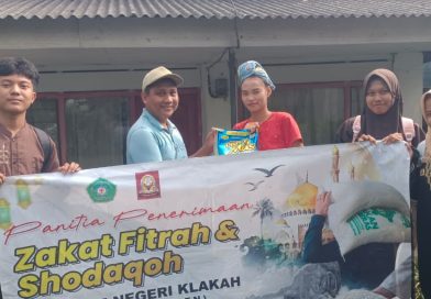 Tebar Kebaikan di Bulan Suci: SMKN Klakah Salurkan 207 Paket Zakat Fitrah untuk Warga