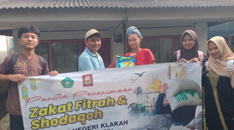 Tebar Kebaikan di Bulan Suci: SMKN Klakah Salurkan 207 Paket Zakat Fitrah untuk Warga